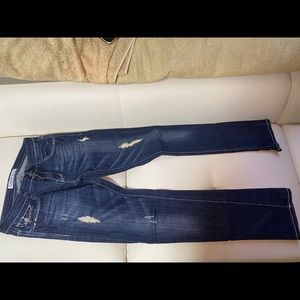 Straight legged jeans😍